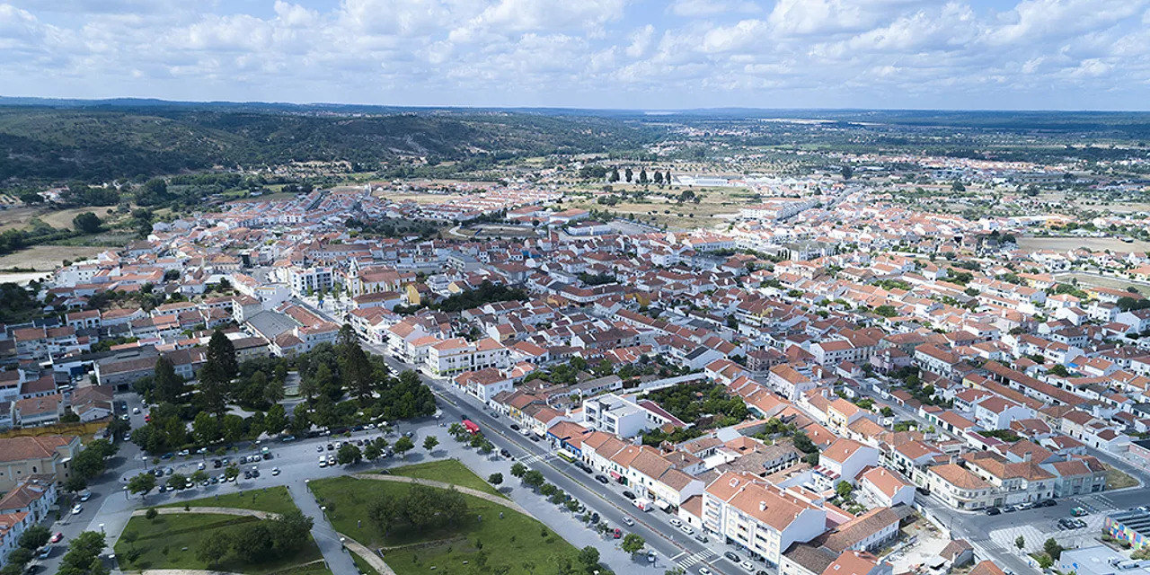 Imagem da notícia Câmara de Ponte de Sor lança concurso de 150m€ para construção de passeios em várias localidades