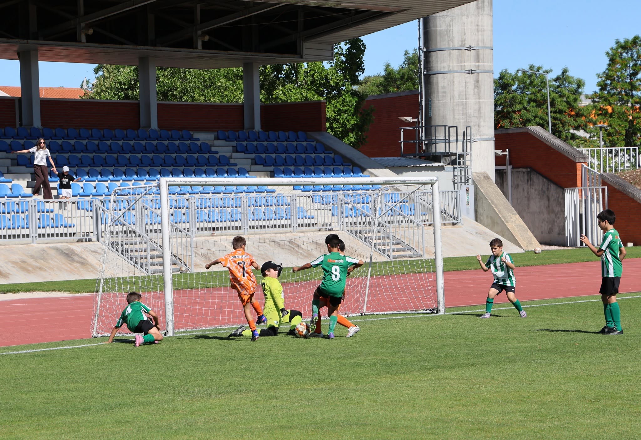 Imagem da notícia Centenas de Jovens em Torneio de Futebol
